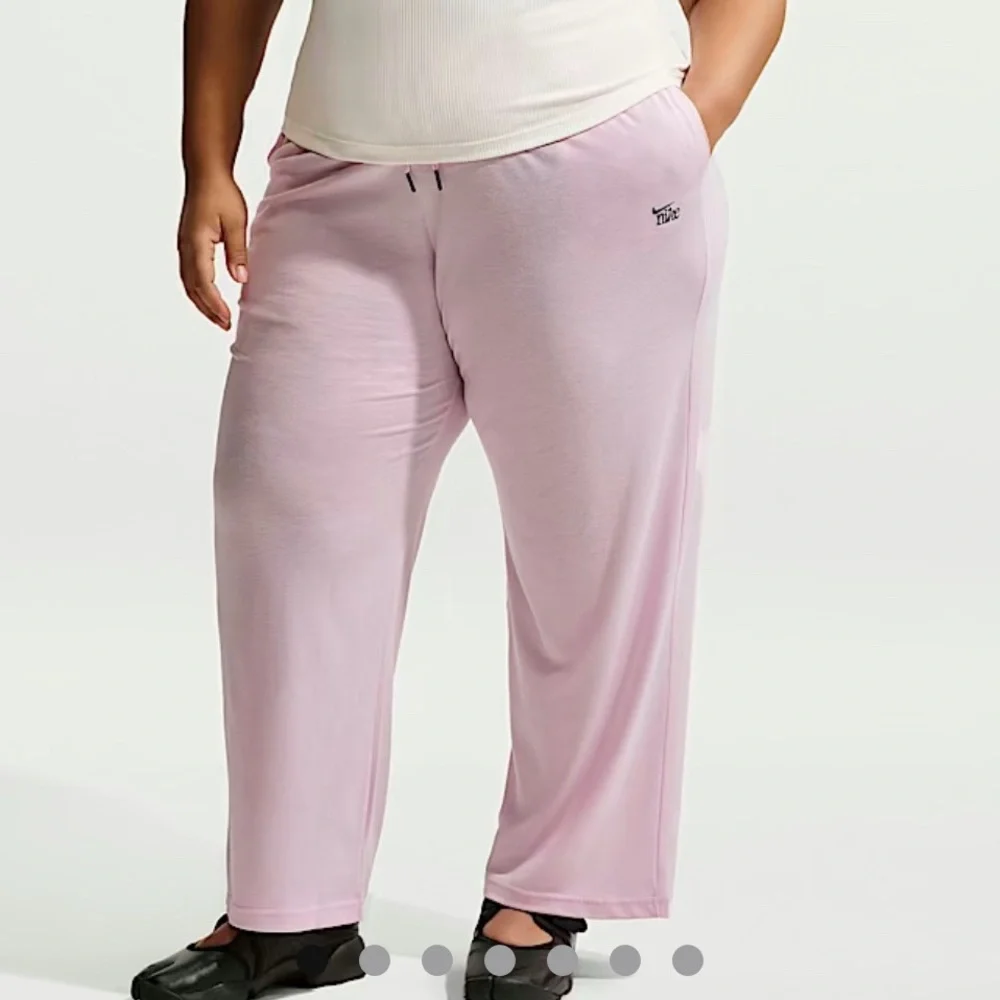 Women's Nike Chill Pink Sweatpants NWT - Picture 1 of 8
